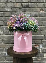 Цветочная композиция из Гипсофила и Розы в шляпной коробке в Сосновый