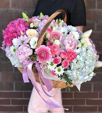 Композиция солнечный день в Сосновый Цветочная композиция из Розы, Хризантемы, Пионы и Лизиантусы в корзине в Сосновый