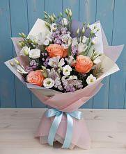 Букет цветов из:  Лизиантусы, Розы, Альстромерии и Гипсофила в Сосновый