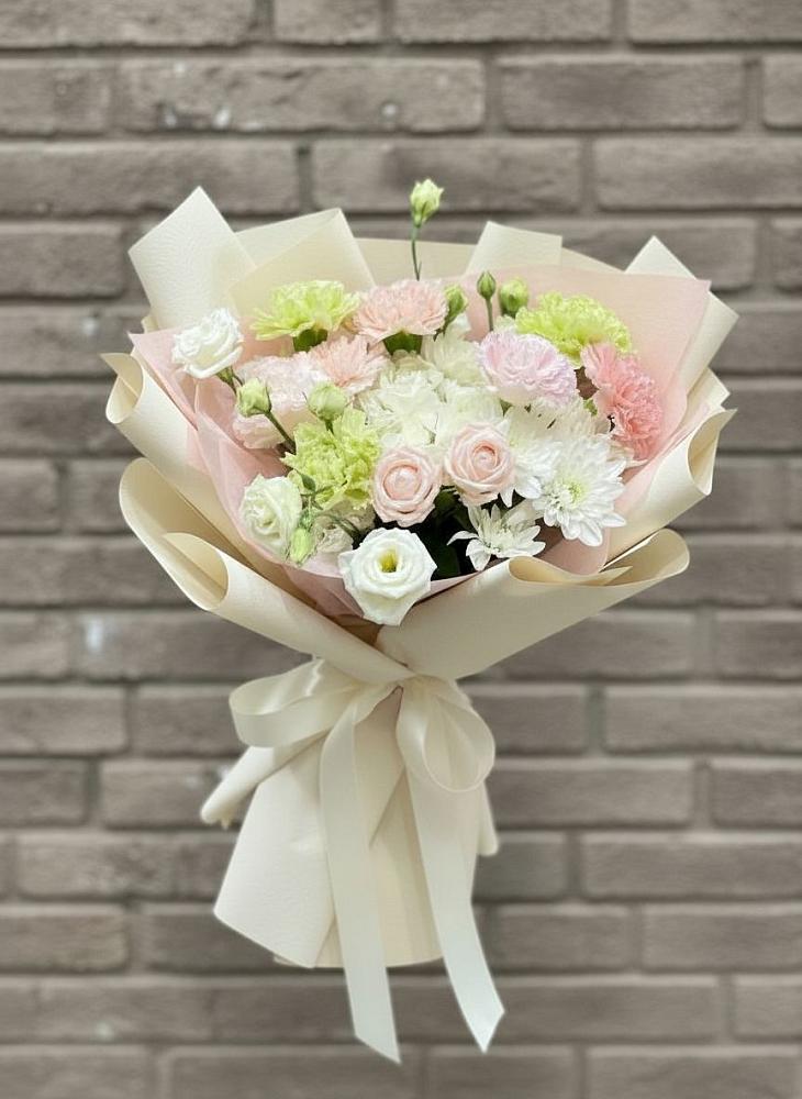 Букет цветов из: Гвоздики, Розы, Лизиантусы и Хризантемы в Сосновый