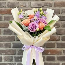 Букет цветов из:  Лизиантусы и Розы в Сосновый