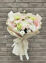 Букет цветов из:  Гвоздики, Розы, Лизиантусы и Хризантемы в Сосновый