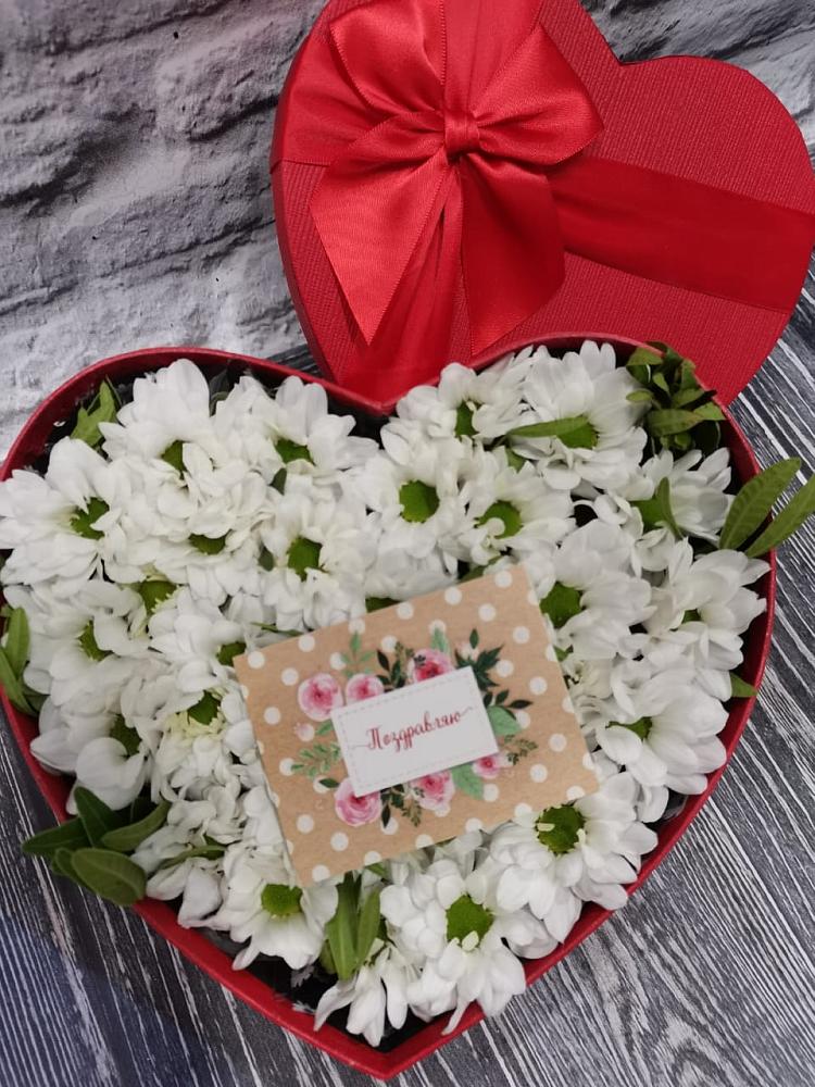 Цветочная композиция из Хризантемы в виде сердца в Сосновый